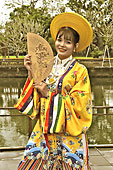Jeune femme en tenue traditionnelle "Áo Dài" dans la Cité impériale - Hué - Viêtnam