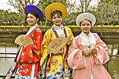 Jeunes femmes en tenues traditionnelles "Áo Dài" dans la Cité impériale - Hué - Viêtnam