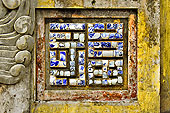 Motif en porcelaine sur un mur de la Cité Impériale - Hué - Viêtnam