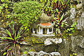 Figurine au milieu des plantes dans le parc de la Cité Impériale - Hué - Viêtnam
