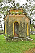 Pavillon qui abrite la cloche géante en bronze de 3285 kg - pagode "Thien Mu", également pagode de la Dame céleste - Hué - Viêtnam