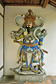 Statue des grands guerriers gardiens sous le portique à 3 entrées de la pagode Thien Mu - Hué - Viêtnam