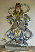 Statue des grands guerriers gardiens sous le portique à 3 entrées de la pagode Thien Mu - Hué - Viêtnam