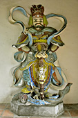 Statue des grands guerriers gardiens sous le portique à 3 entrées de la pagode Thien Mu - Hué - Viêtnam