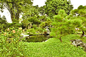 Magnifique jardin fleuri ponctué de bassins où flottent des lotus et nénuphars - Pagode Thien Mu - Hué - Viêtnam