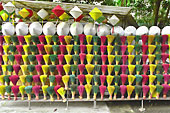 Présentation de bâtons d'encens de toutes les couleurs - Hué - Viêtnam