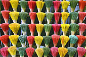 Présentation de bâtons d'encens de toutes les couleurs - Hué - Viêtnam