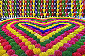 Présentation de bâtons d'encens de toutes les couleurs - Hué - Viêtnam