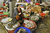 Poissonnerie dans un marché de la vieille ville de Hué - Viêtnam