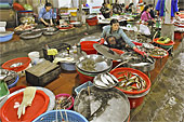 Poissonnerie dans un marché de la vieille ville de Hué - Viêtnam