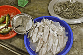 Gros plan sur un étalage de poissons dans un marché de la vieille ville de Hué - Viêtnam