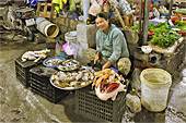 Étalage de viandes et de poissons dans un marché de la vieille ville de Hué - Viêtnam