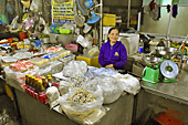 Épicerie dans un marché de la vieille ville de Hué - Viêtnam