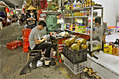 Petit stand de cordonnerie devant un stand de restauration rapide - Marché Dong Ba - Hué - Viêtnam