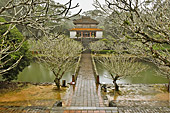 L’enceinte du tombeau "Buu Thanh" avec le lac "Tan Nguyet" traversé par le pont de l’Intelligence - Tombeau de Minh Mang - Hué - Viêtnam