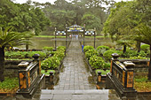 L’enceinte du tombeau "Buu Thanh" avec le lac "Tan Nguyet" traversé par le pont de la Droiture - Tombeau de Minh Mang - Hué - Viêtnam