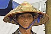 Un guide local nous accueil à l'embarcadaire le long d'un bras du Mékong à Ben Tre - Viêtnam