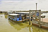 Bateaux attendant les touristes à l'embarcadaire le long d'un bras du Mékong à Ben Tre - Viêtnam