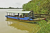 Notre bateau accoste sur la berge d'un des îlots - Ben Tre - Viêtnam