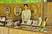Stand de vente de différents chocolats du Mékong aromatisés - Ben Tre - Viêtnam