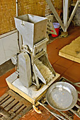 Le coprah blanc de la noix de coco est rapé dans l'atelier de la fabrication des bonbons Thanh Long - My Tho - Viêtnam