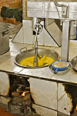 Cuisson du mélange coprah, malt et sucre dans l'atelier de la fabrication des bonbons Thanh Long - My Tho - Viêtnam