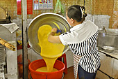 Récupération de la pâte cuite du mélange coprah, malt et sucre dans l'atelier de la fabrication des bonbons Thanh Long - My Tho - Viêtnam
