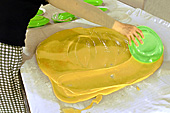 Étalage de la pâte cuite du mélange coprah, malt et sucre dans l'atelier de la fabrication des bonbons Thanh Long - My Tho - Viêtnam