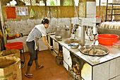 Cuisson du mélange coprah, malt et sucre dans l'atelier de la fabrication des bonbons Thanh Long - My Tho - Viêtnam
