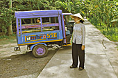Notre guide nous attend pour un transport en tuk-tuk pour rejoindre la rive du bras du Mékong "Ben Tre Vung Tau" - My Tho - Viêtnam