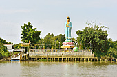 Statue de Bodhisattva à la pagode de Hung Thien sur le bras du Mékong, Ben Tre Vung Tau - My Tho - Viêtnam