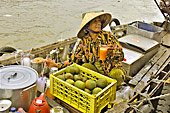 Dégustation de jus d'orange frais sur le marché flottant de Cai Rang - Can Tho - Viêtnam