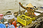 Dégustation de jus d'orange frais sur le marché flottant de Cai Rang - Can Tho - Viêtnam