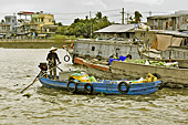 Navigation au milieu du marché flottant de Cai Rang - Can Tho - Viêtnam