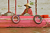 Vendeuse de Pho, jus de fruits, etc. sur le marché flottant de Cai Rang - Can Tho - Viêtnam