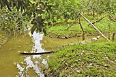Épave d'une embarcation dans un arroyo - île de Thoi Son - Delta du Mékong - Viêtnam