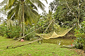 Filet de pêche balance ou carrelet au dessus d'un arroyo - île de Thoi Son - Delta du Mékong - Viêtnam