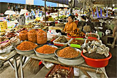 Stand de produits alimentaires à l'extérieur du marché Binh Tây - Hô Chi Minh-Ville - Viêtnam