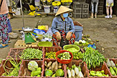 Vendeuse de légumes avec le chapeau traditionnel conique "Non La" - Hô Chi Minh-Ville - Viêtnam