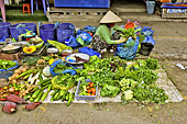 Vendeuse de légumes avec le chapeau traditionnel conique "Non La" - Hô Chi Minh-Ville - Viêtnam