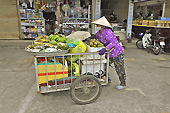 Vendeuse ambulante de fruits avec le chapeau traditionnel conique "Non La" - Hô Chi Minh-Ville - Viêtnam