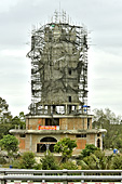 Construction d'un immense Bouddha sur la route vers Can Tho - Viêtnam 
