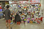 Stand d'articles ménagers dans le marché Binh Tây - Hô Chi Minh-Ville - Viêtnam