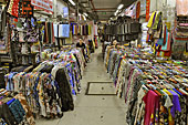 Stand de vêtements dans le marché Binh Tây - Hô Chi Minh-Ville - Viêtnam