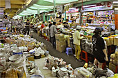Stands d'articles alimentaires et ménagers dans le marché Binh Tây - Hô Chi Minh-Ville - Viêtnam