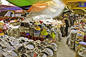 Stand de chapeaux dans le marché Binh Tây - Hô Chi Minh-Ville - Viêtnam