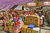 Stand de chapeaux dans le marché Binh Tây - Hô Chi Minh-Ville - Viêtnam