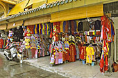 Stand de vêtements sur le côté du marché Binh Tây - Hô Chi Minh-Ville - Viêtnam