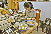 Incrustation de morceaux de coquilles d'oeuf pour la confection des tableaux laqués - Hô Chi Minh-Ville - Viêtnam