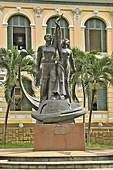 Statue de bronze de 2 soldats, érigée en mémoire de ceux qui sont morts en distribuant le courrier - Poste centrale de Saïgon - Hô Chi Minh-Ville - Viêtnam